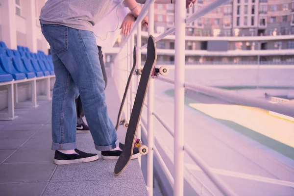 Fokussiertes Foto auf Skateboard, das im Vordergrund steht — Stockfoto