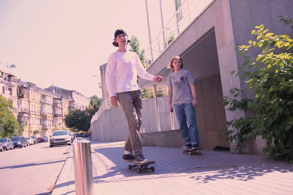 Δροσερό νεαρά αρσενικά μόνιμη στο skateboard του — Φωτογραφία Αρχείου