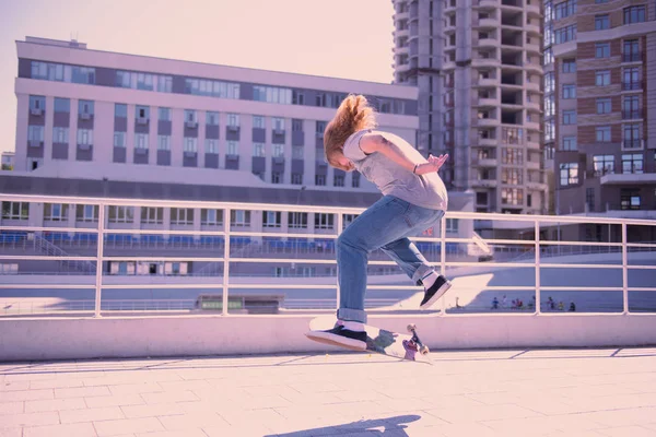 Desportivo freestyler desfrutando de sua interação ativa ao ar livre — Fotografia de Stock