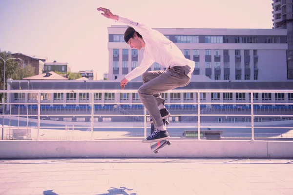 スケート ボードでジャンプ深刻なブルネット男性人 — ストック写真