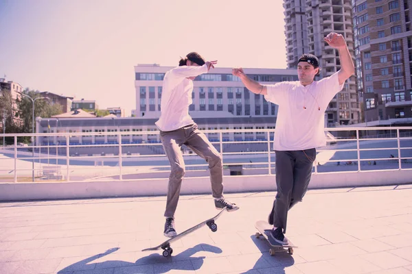 Aktive Männer beim Skateboardfahren — Stockfoto