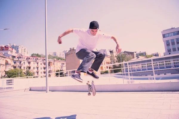 Aktiver junger Mann hält Balance in der Luft — Stockfoto