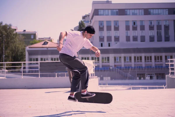 Schöner Freestyler genießt sein Hobby an der frischen Luft — Stockfoto