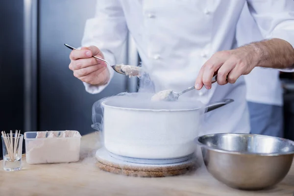 Lezzetli yemek neredeyse harika bir aşçı tarafından hazırlanmaktadır — Stok fotoğraf