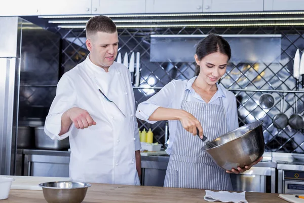 Chef mengendalikan proses memasak hidangan. — Stok Foto