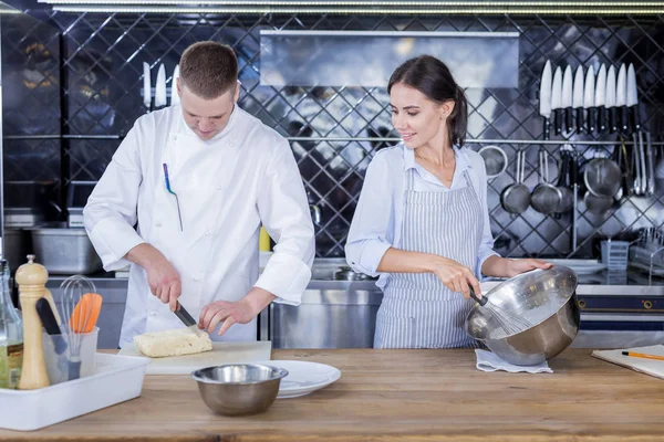 Jeune cuisinier attrapant de nouvelles idées d'un chef — Photo