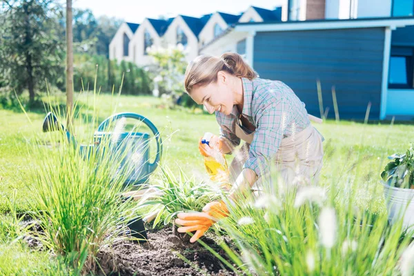 Bello giardiniere dai capelli biondi sensazione bella mentre si lavora in estate — Foto Stock