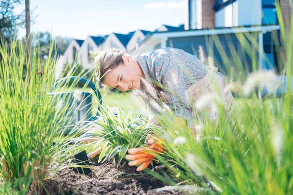 Mooie vrouw met inachtneming van de ecologie, het verzorgen van haar planten buiten het huis — Stockfoto