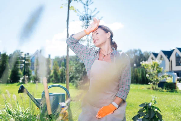 Professionale sensazione giardiniere sotto il tempo dopo aver lavorato nella giornata calda — Foto Stock