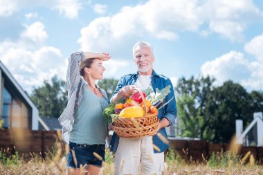 Kocası ile hasat topladıktan sonra memnun hissediyorum sarışın eş gülümseyen