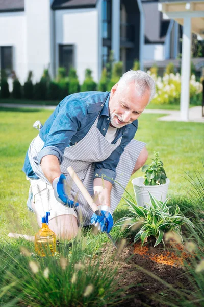 Beaming homem de família desfrutando de seu dia enquanto ajuda sua esposa no jardim — Fotografia de Stock