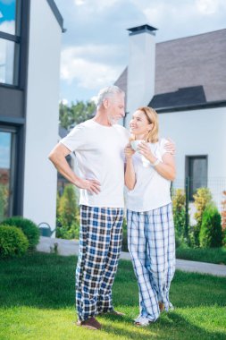 Güzel çift onların sabah evin dışında harcama yaparken rahat hissediyor