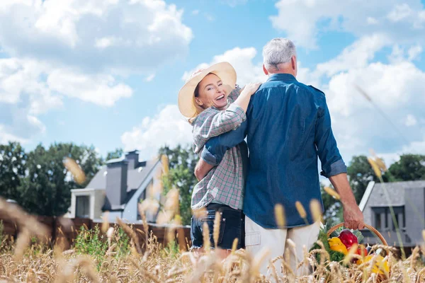 Beaming atractiva esposa sentirse extremadamente feliz mientras abraza a su marido —  Fotos de Stock