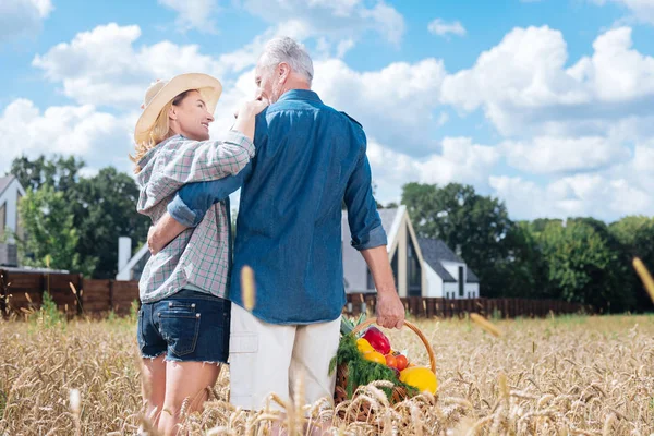 Sevgi dolu adam güzel şık ışınlama karısına baktığı Bakımı