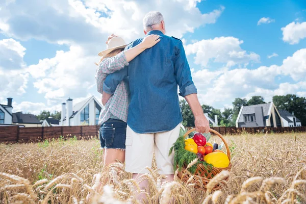 Sevgi dolu çift ayakta küçük müstakil evlerinin yakınındaki alanındaki