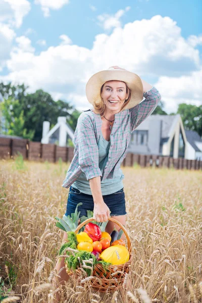 Affascinante donna emotiva sensazione felice dopo la raccolta di verdure — Foto Stock