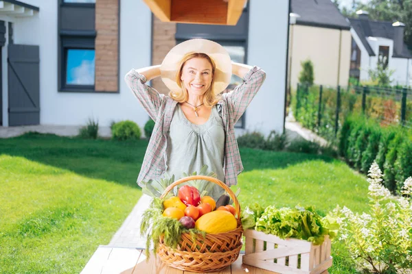 Strahlende Familienfrau kocht draußen Gartensalat aus frischem Gemüse — Stockfoto