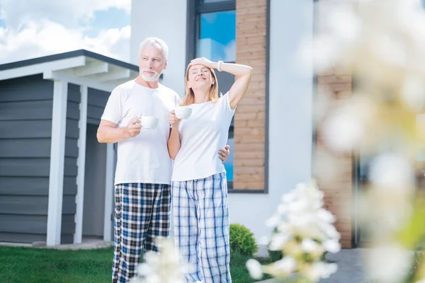 Rubia de pelo esposa disfrutando de perfecto ambiente matutino con su marido — Foto de Stock