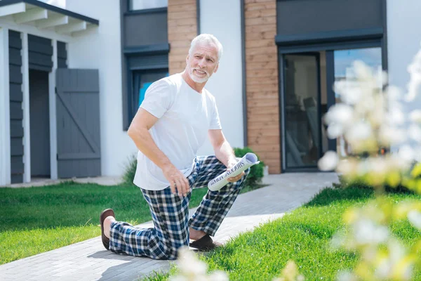 Zeitung Ergreifen Bärtiger Grauhaariger Erfolgreicher Geschäftsmann Der Morgens Sein Haus — Stockfoto