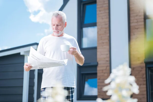 Nieuws Koffie Succesvolle Welvarende Zakenman Genieten Van Zijn Ochtend Tijdens — Stockfoto