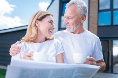 Destekleyici sakallı kocası seyir çekici eş gülümseyen