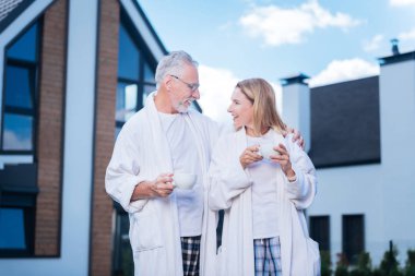Sakallı işadamı çekici gülümseyen karısı sarılma gözlüklü
