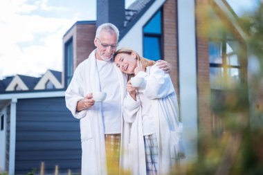 Destekleyici bakım erkeğini yakın dururken korumalı duygu kadın gülen