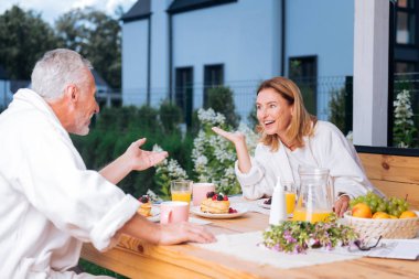 Sakallı gri saçlı koca karısıyla kahvaltı sırasında paylaşım olumlu haberleri