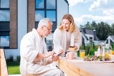 Sevecen sevgi dolu eşi getiren meyve ile yakışıklı kocası krep.