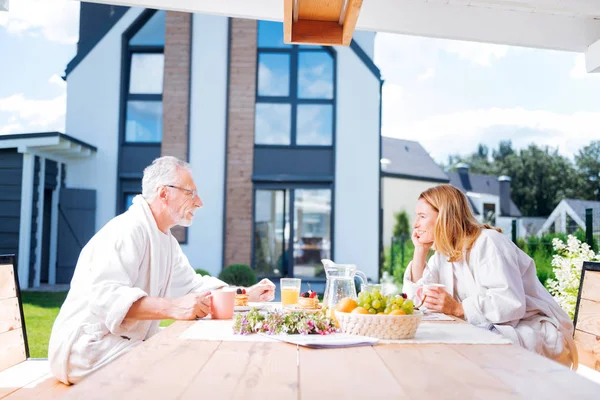 Casal de empresários de sucesso tomando café da manhã em seu terraço de verão — Fotografia de Stock