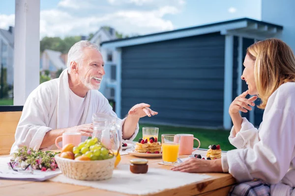 Krep meyve ile yiyip portakal suyu içmeyi seven olgun çift