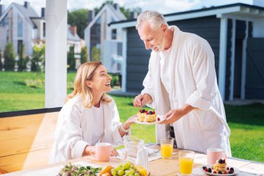 Olgun koca karısını krep meyve ile onun için hizmet veren bakımı sevgi dolu