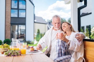 Çekici karısı kocası ile sabah onu tadını çıkarırken relived duygu