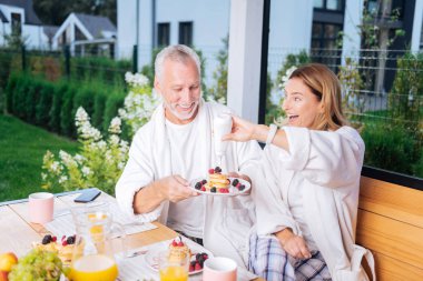 Tatlı bal ışınlama kocasının krep yerken üzerine koyarak eş gülümseyen