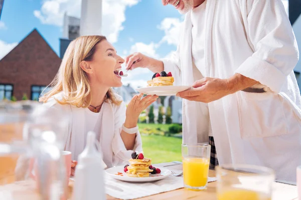 Baard zorgzame man geven zijn aantrekkelijk blonde-haired vrouw sommige framboos — Stockfoto