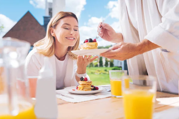 Mulher da família se sentindo surpreso enquanto assiste seu marido servindo café da manhã — Fotografia de Stock