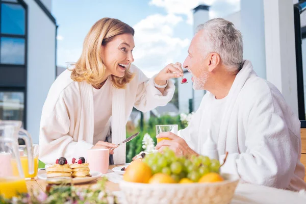 Hermosa pareja que lleva un estilo de vida saludable con frutas y jugo para el desayuno —  Fotos de Stock