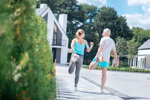 Пара процвітаючих бізнесменів, які ведуть здоровий спосіб життя, бігають вранці — стокове фото