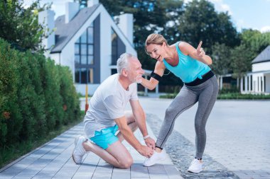 Sarışın kadın müteşekkir duygu kocası ayakkabılarını bağlama gülen