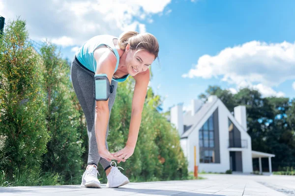Fit ve ince sarışın kadın bacaklarını sonra run morning germe — Stok fotoğraf