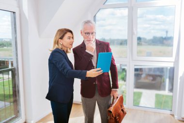 Fotoğraflar konağının müvekkili gösterilen çekici deneyimli Emlak komisyoncusu
