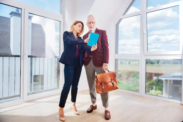 Welvarende professionele onroerende goederenagent raadpleging van haar welvarende rijke cliënt — Stockfoto