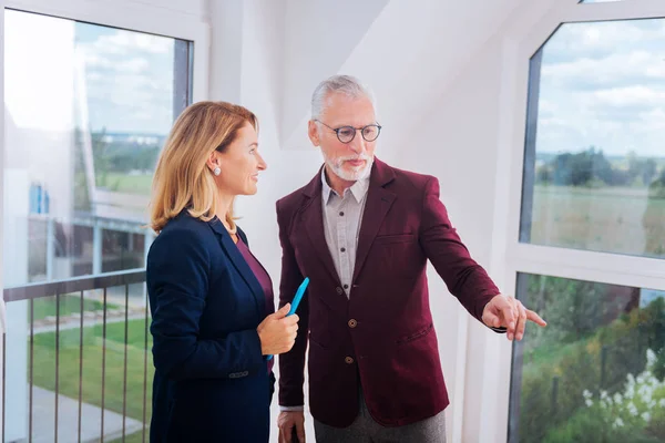 Bărbat bogat cu barbă pune întrebări în timp ce are consultarea agentului imobiliar — Fotografie, imagine de stoc