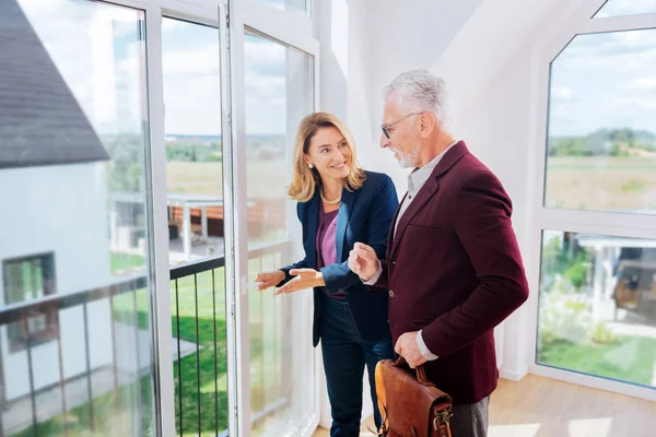 Bebaarde zakenman dragen elegante jas aarzelend over het kopen van nieuwe huis — Stockfoto