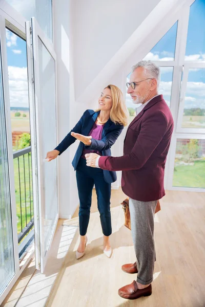 Bebaarde zakenman dragen van grijze broek permanent in zijn nieuwe toekomstige huis — Stockfoto