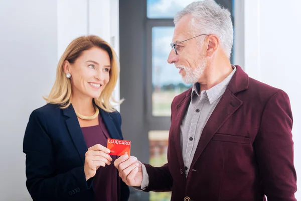 Skäggiga affärsman att köpa nytt hus ger sitt kreditkort till fastighetsmäklare — Stockfoto