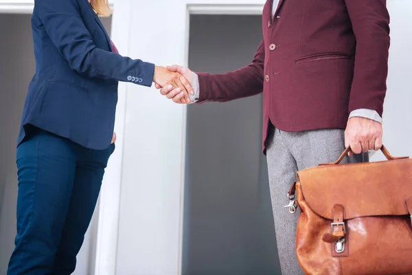 Affärsman bära grå byxor skaka hand av hans framtida kvinnliga partner — Stockfoto