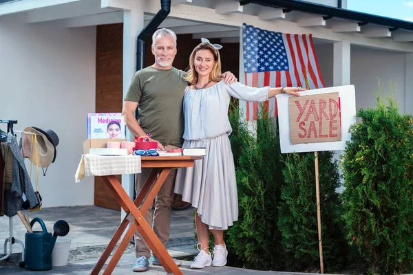 American couple feeling happy after organizing yard sale in neighborhood — Stock Photo, Image