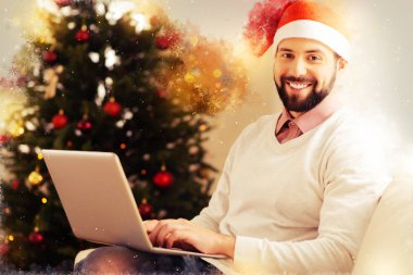 Yılbaşından önce bej kazak duygu giyen gülümseyen adam heyecanlı