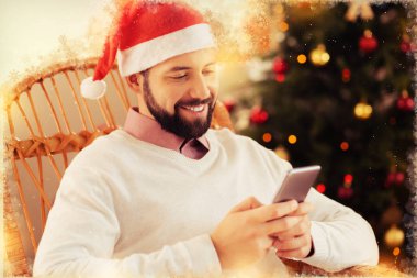 Gülen esmer adam kutlama mesaj yazarken yeni yıl şapkası